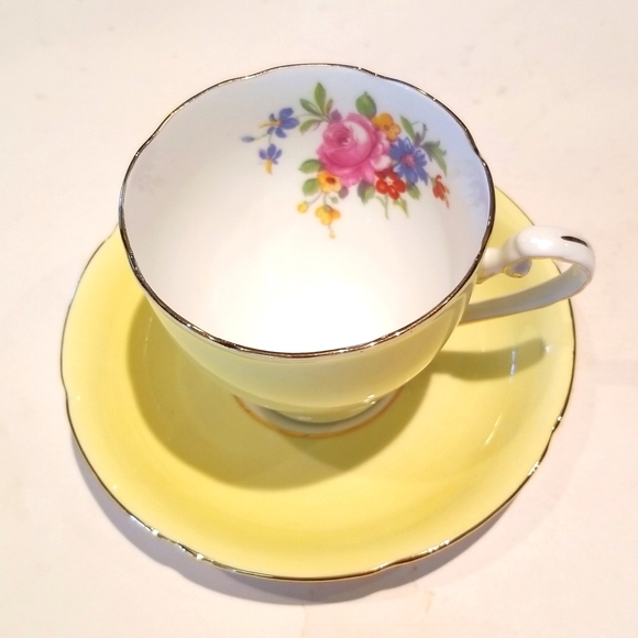 Royal Grafton  Bone china VINTAGE TEA CUP AND SAUCE - Picture 1 of 12